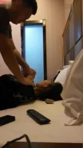 少妇喜欢被强上的感觉！“我要知道你这样就不来了”拼命反抗 ，反差少妇